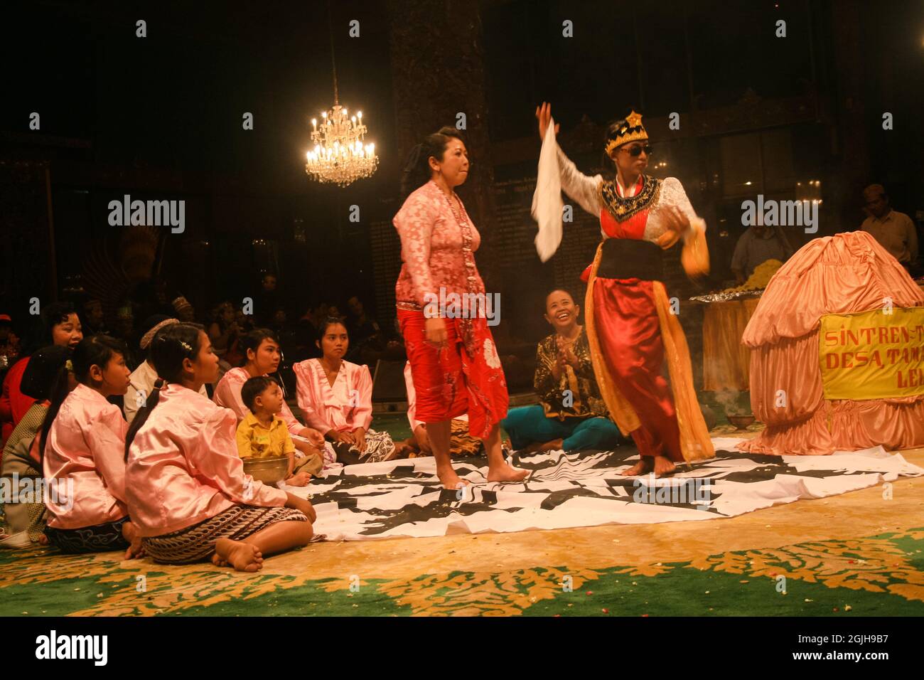 Une performance de danse Sintren. Dans cette danse qui provient de la côte nord de Java, la danseuse danse dans un état inconscient. Banque D'Images