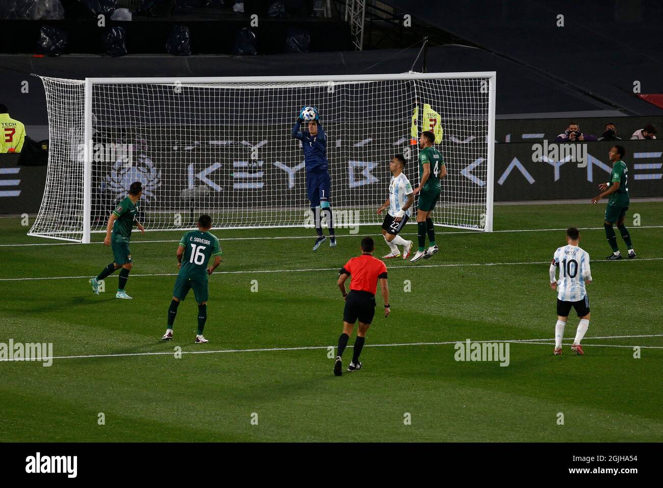 Le gardien de but Carlos Lampe (1) de Bolivie s'occupe du ballon lors d'un match entre l'Argentine et la Bolivie dans le cadre des qualificatifs sud-américains pour le Qatar 2022 à l'Estadio Monumental Antonio Vespucio Liberti le 9 septembre 2021 à Buenos Aires, Argentine. Photo de Florencia Tan Jun/PxImages/ABACAPRESS.COM Banque D'Images