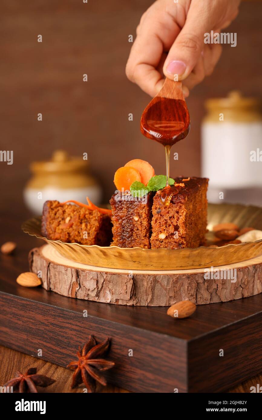 Gateau De Noel A La Carotte Et Aux Dattes Fait De Fruits Secs Raisins Secs Noix De Cajou Amande Savoureux Gateau Fait Maison Cannelle Aromatisee Epices Sur Noel Nouveau Photo Stock