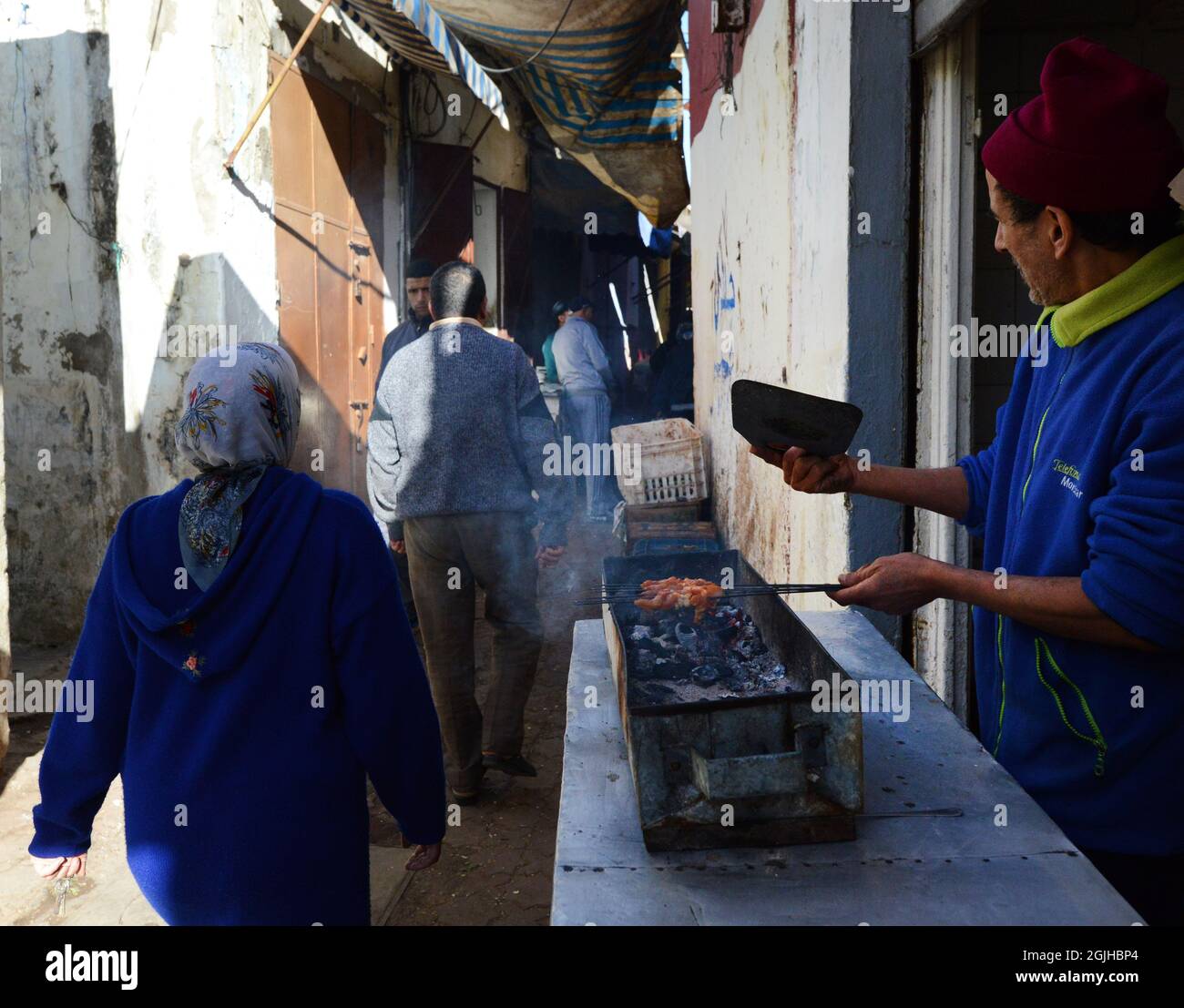 Marche dans les rues de la médina à Salé, Maroc. Banque D'Images