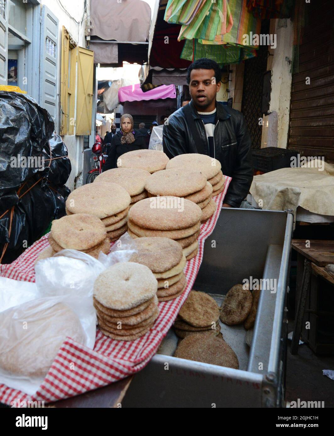 Pain pita marocain vendu sur tout le marché de la Salé medina, au Maroc. Banque D'Images
