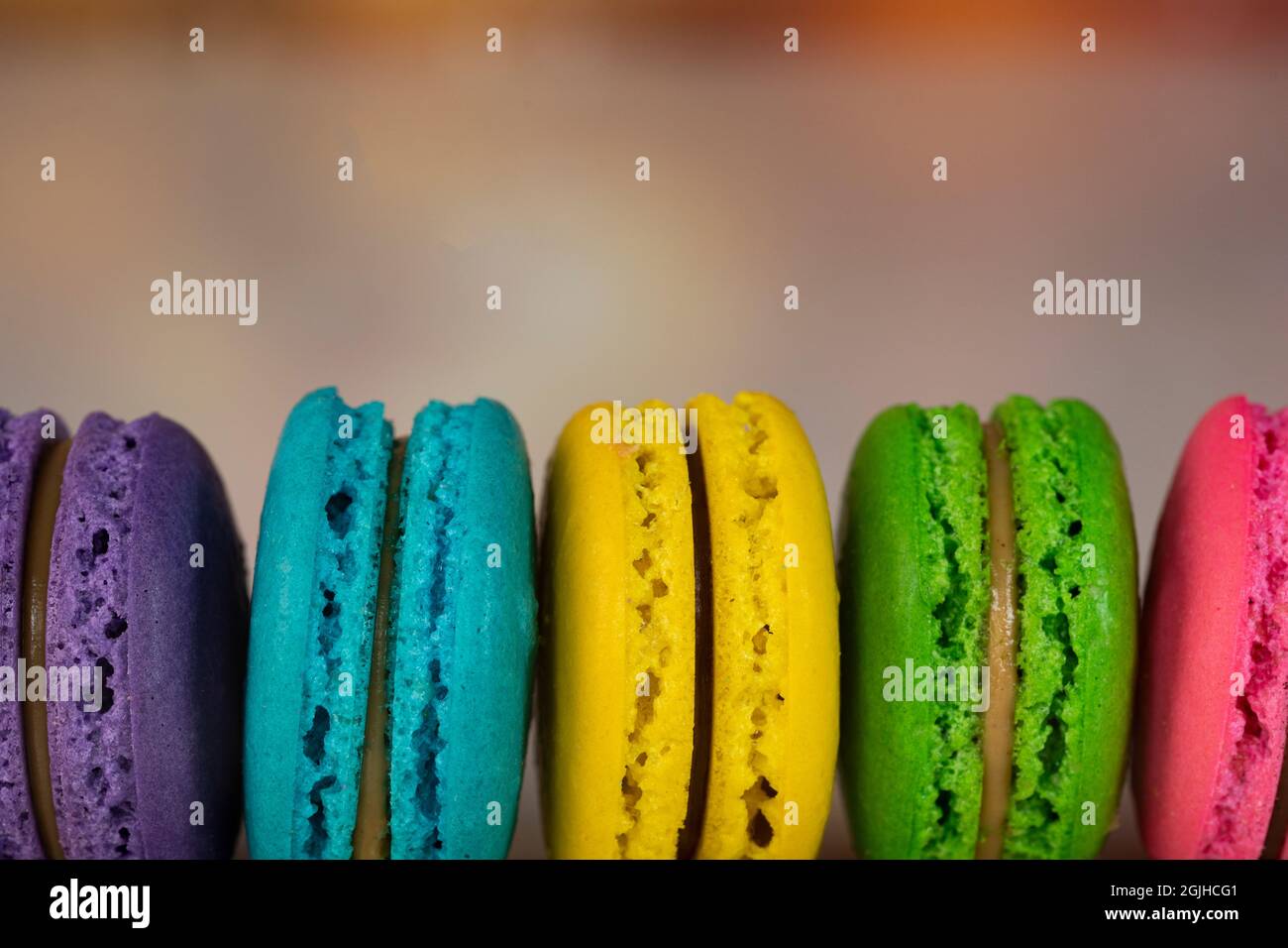 Délicieux macarons, un célèbre dessert français multicolore à la suite. Mise au point sélective. Arrière-plan flou Banque D'Images