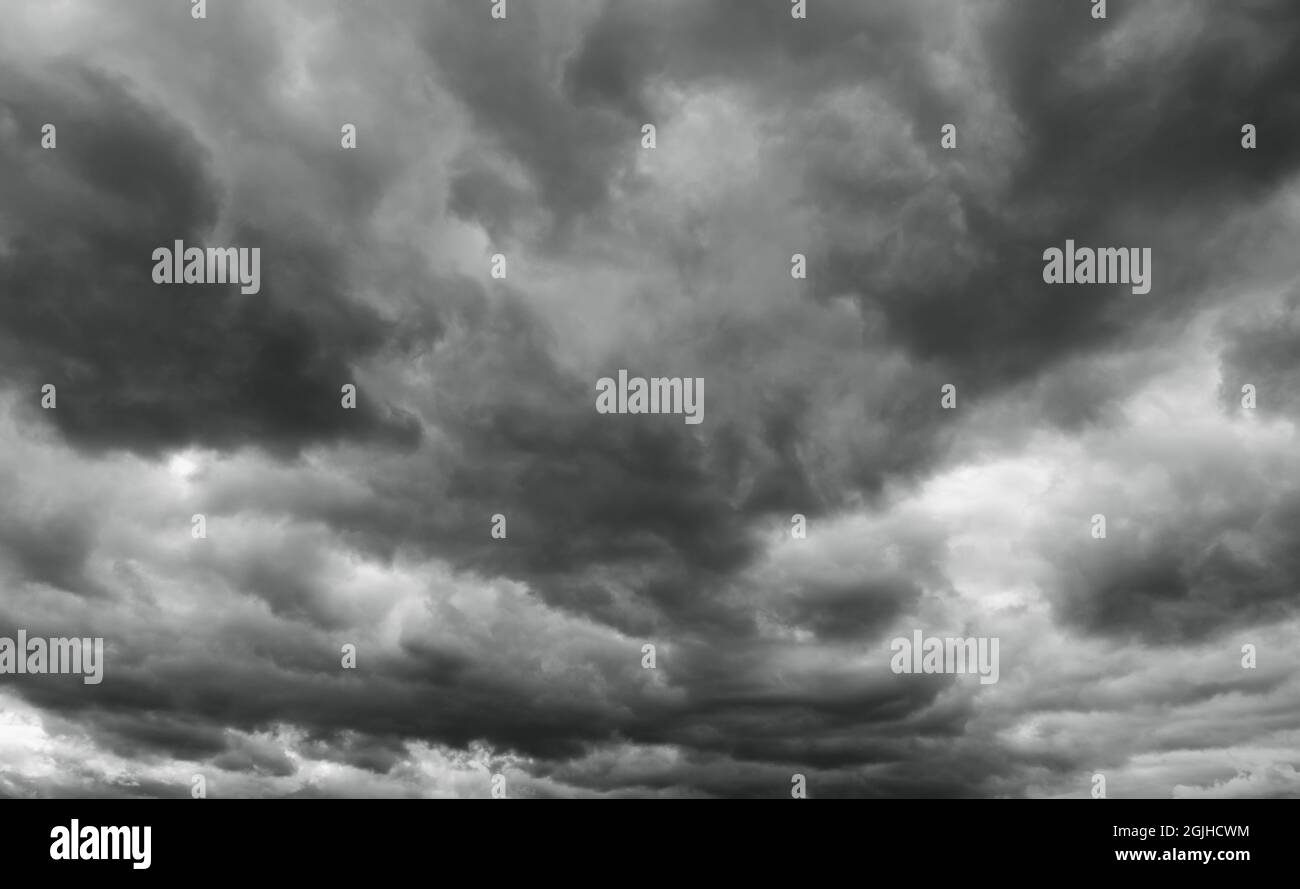 Des nuages majestueux, un magnifique ciel orageux. Ciel et nuages sombres. Banque D'Images
