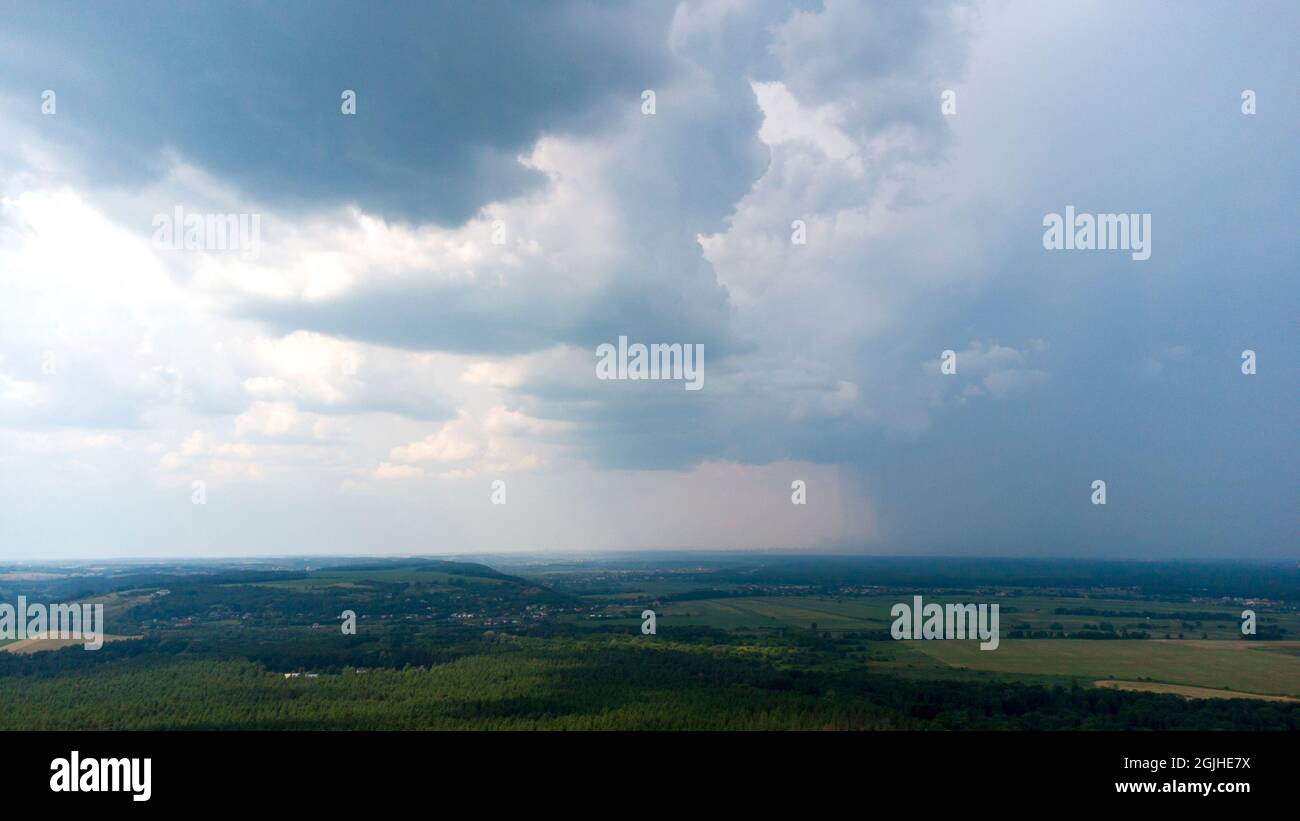 Paysage panoramique ciel, nuages de pluie orageux, pluie, terre, forêt Banque D'Images