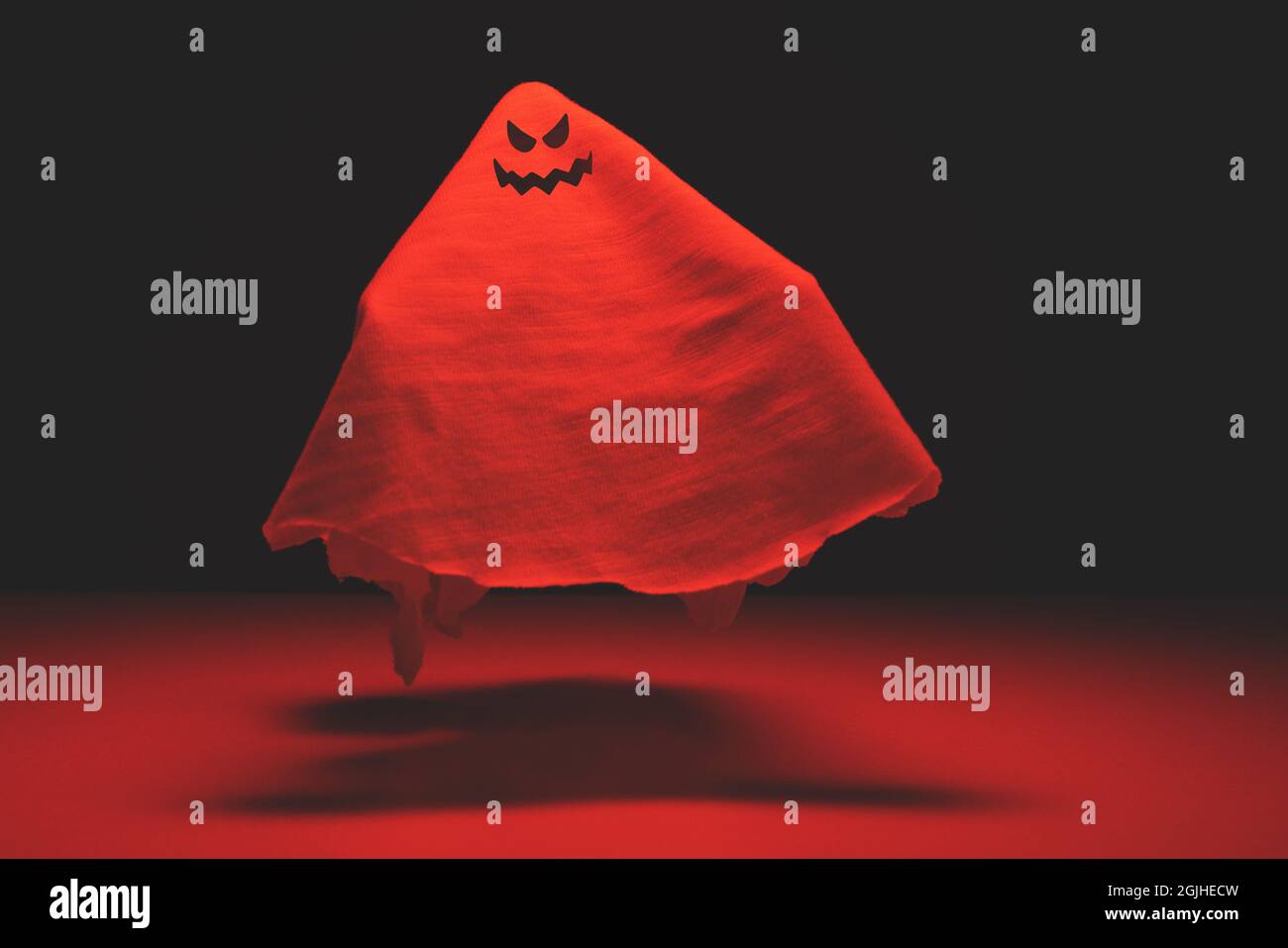 Voler le fantôme du mal avec des tonalités sanglantes. Fête d'Halloween Banque D'Images