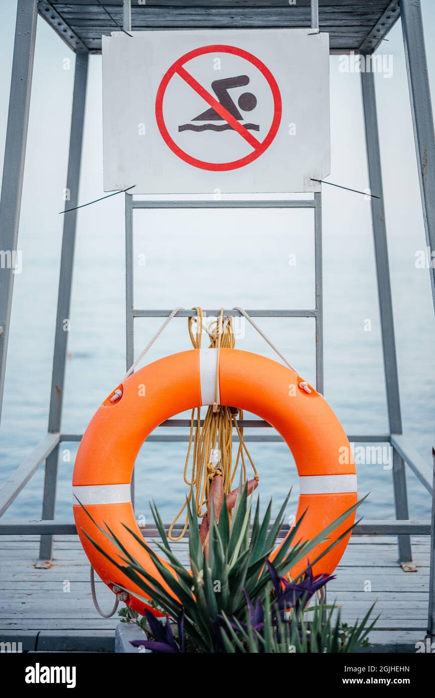 Pas de signe de natation et de bouée de sauvetage orange à la plage pendant la tempête Banque D'Images