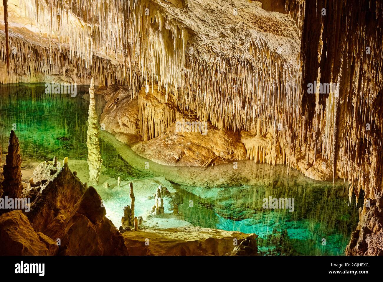 Eaux vertes dans une grotte. Cuevas del Drach. Majorque, Espagne Banque D'Images