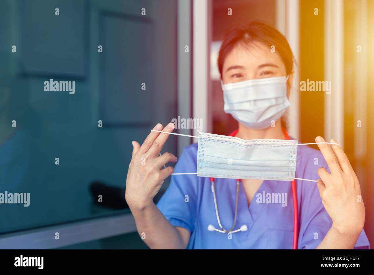 Infirmier personnel médical manipuler montrer l'élimination masque et bon à porter pour la protection contre les virus et l'hygiène personnelle Banque D'Images