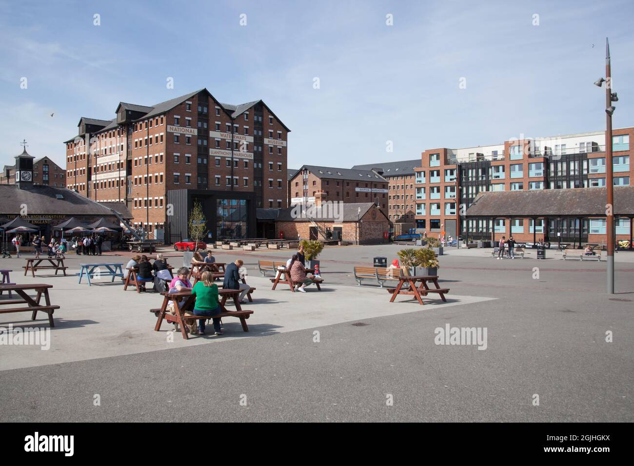 Les gens se sont assis à des tables près du quai de Gloucester, au Royaume-Uni Banque D'Images