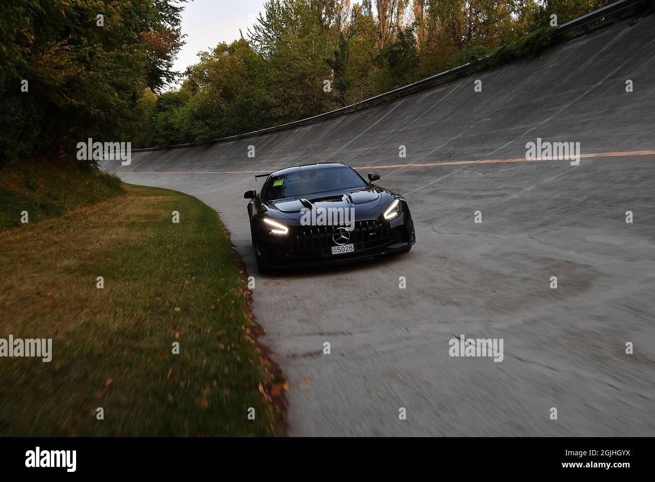Monza, Italie. 09e septembre 2021. 09.09.2021, Autodromo Nazionale di Monza, Monza, FORMULE 1 HEINEKEN GRAN PREMIO d'ITALIA 2021, dans la photo Valtteri Bottas (fin # 77), Mercedes-AMG Petronas Formule 1 Team avec sa nouvelle Mercedes-AMG Black Series sur l'ancienne piste avec la courbe raide à Monza. Credit: dpa/Alay Live News Banque D'Images