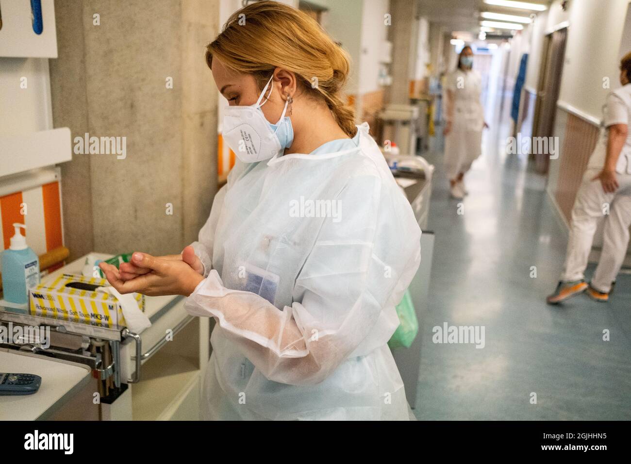 Une infirmière à l'unité Covid-19 de l'hôpital de Liège qui s'adresse à un  patient. Liège, Belgique Photo Stock - Alamy