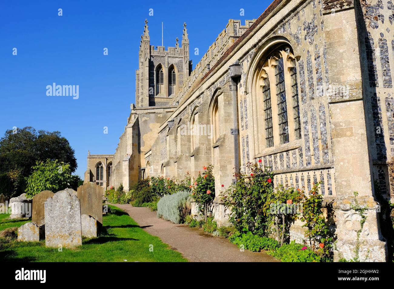 Église de la Sainte Trinité (une église de laine) avec cimetière et fleurs à long Melford, Suffolk, Angleterre Banque D'Images