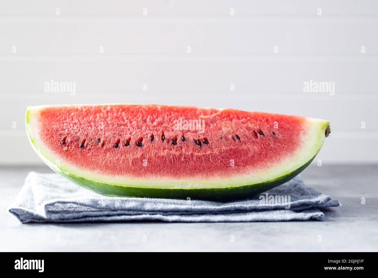 Melon d'eau tranché rouge. Morceaux de melon rouge sur la serviette. Banque D'Images