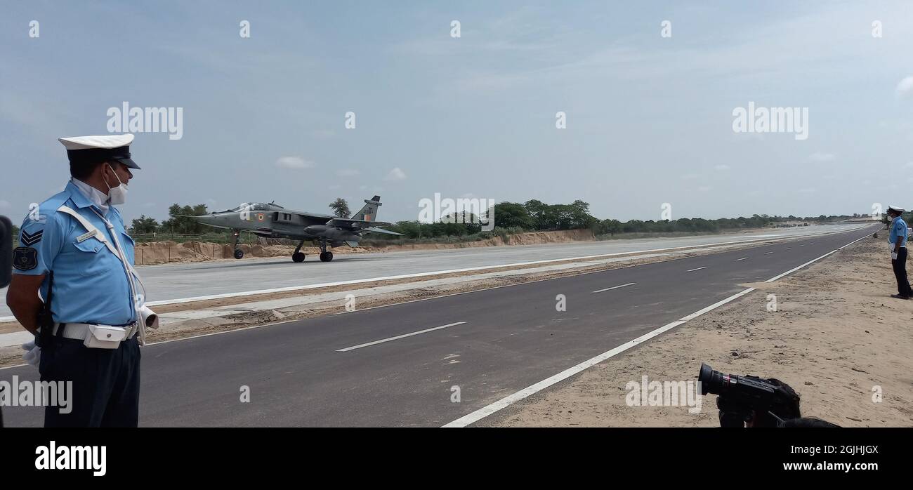 Barmer, Rajasthan, Inde, le 9 septembre 2021 : le responsable de la sécurité garde le regard sur les terres de Jaguar des avions de l'Armée de l'Air indienne lors de l'inauguration de l'installation d'atterrissage d'urgence à la section Gandhav Bhakasar sur la route nationale NH-925 dans le district de Barmer, près de la frontière entre l'Inde et le Pakistan. Le ministre de la Défense Rajnath Singh, le ministre des Transports routiers Nitin Gadkari et le maréchal en chef de l'Air RKS Bhadauria ont inauguré la bande construite par la National Highways Authority of India (NHAI) en étroite consultation avec l'Indian Air Force (IAF). Crédit : Sumit Saraswat/Alay Live News Banque D'Images