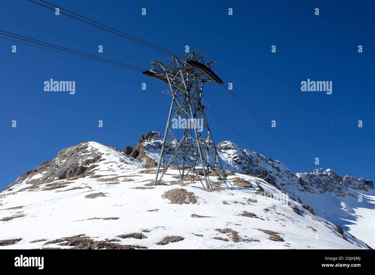 Militaires sur montant de téléphérique. Maintenance du réseau de téléphérique, Marmolada, Alpes dolomitiques, Italie Banque D'Images