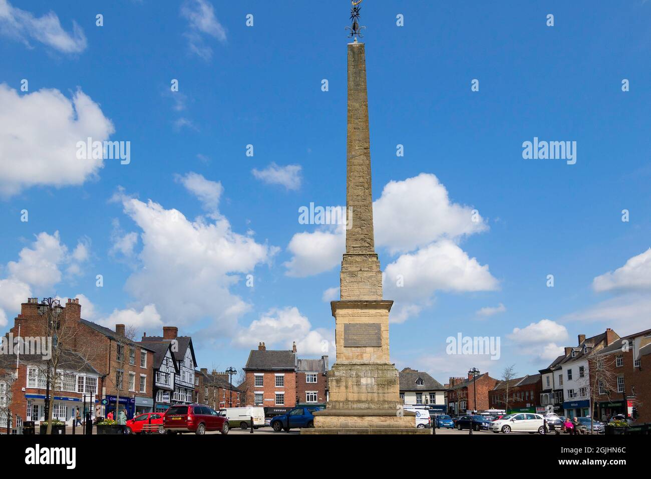 Situé au cœur du quartier commerçant de Ripon, l'Obélisque Hornblower a été érigé sur la place du marché en 1703, dans le nord du Yorkshire, en Angleterre, au Royaume-Uni. Banque D'Images