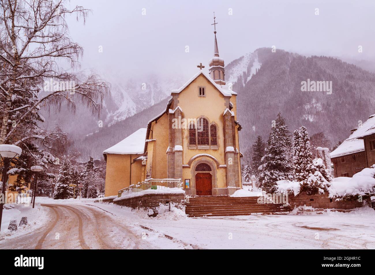 Église de Chamonix, France, Alpes en hiver, vue sur la rue et les montagnes de neige Banque D'Images