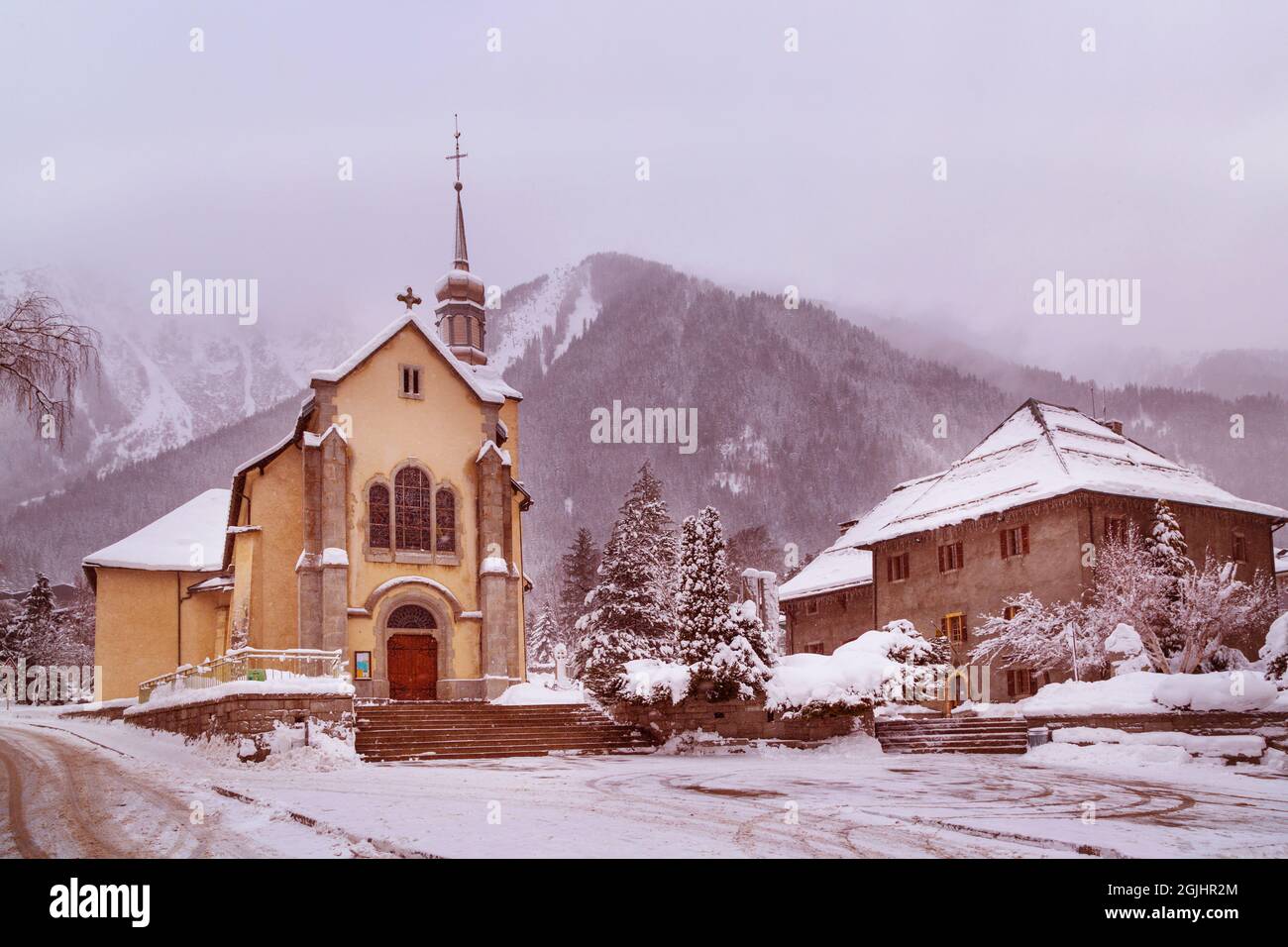 Église de Chamonix, France, Alpes en hiver, vue sur la rue et les montagnes de neige Banque D'Images