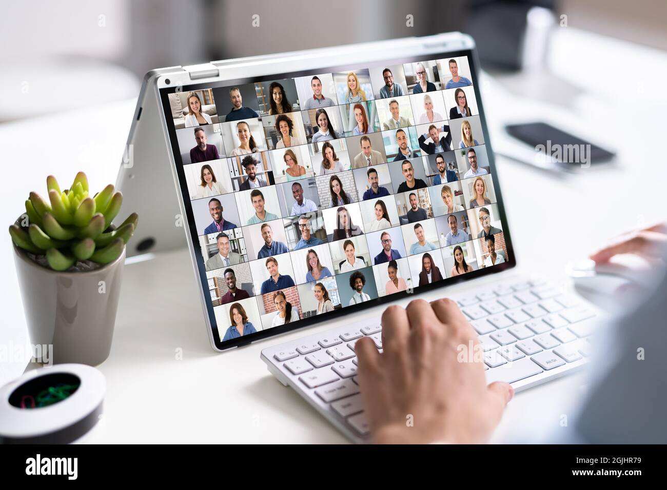 Chat de réunion de visioconférence virtuelle sur un ordinateur portable hybride Banque D'Images