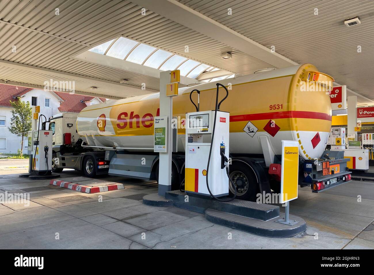 Munich, Allemagne. 10 septembre 2021. Un camion-citerne se trouve dans une station-service Shell. Livraison de carburant, crédit de livraison : dpa/Alay Live News Banque D'Images