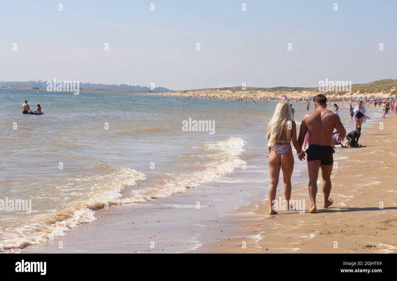 Couple en train de marcher au bord de la mer Banque D'Images