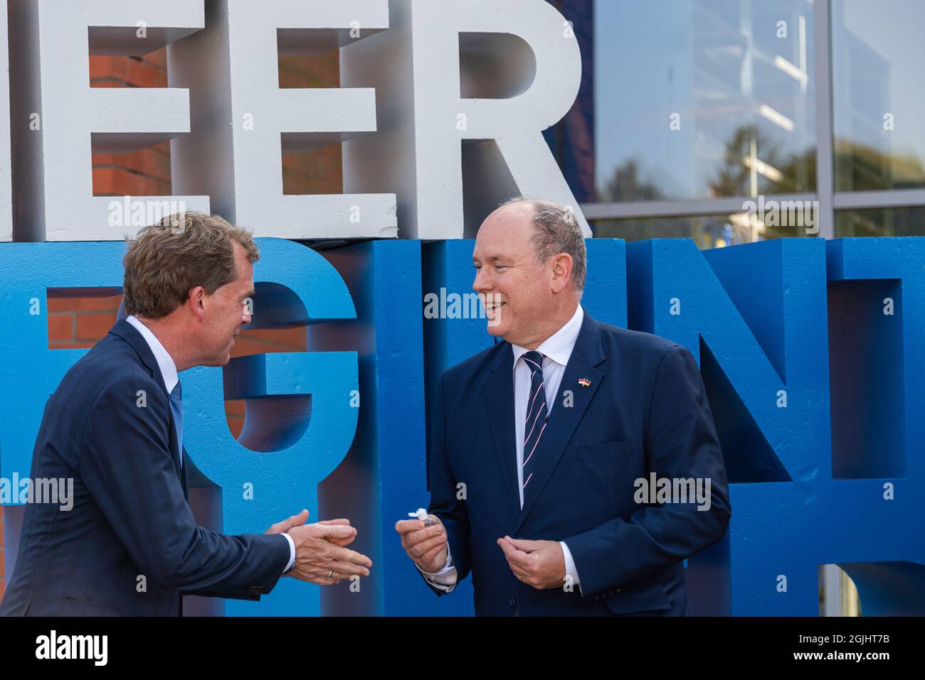 Fürst Albert II von Monaco mit Kiels Oberbürgermeister Ulf Kämpfer BEI einem angeregten Gespräch Banque D'Images