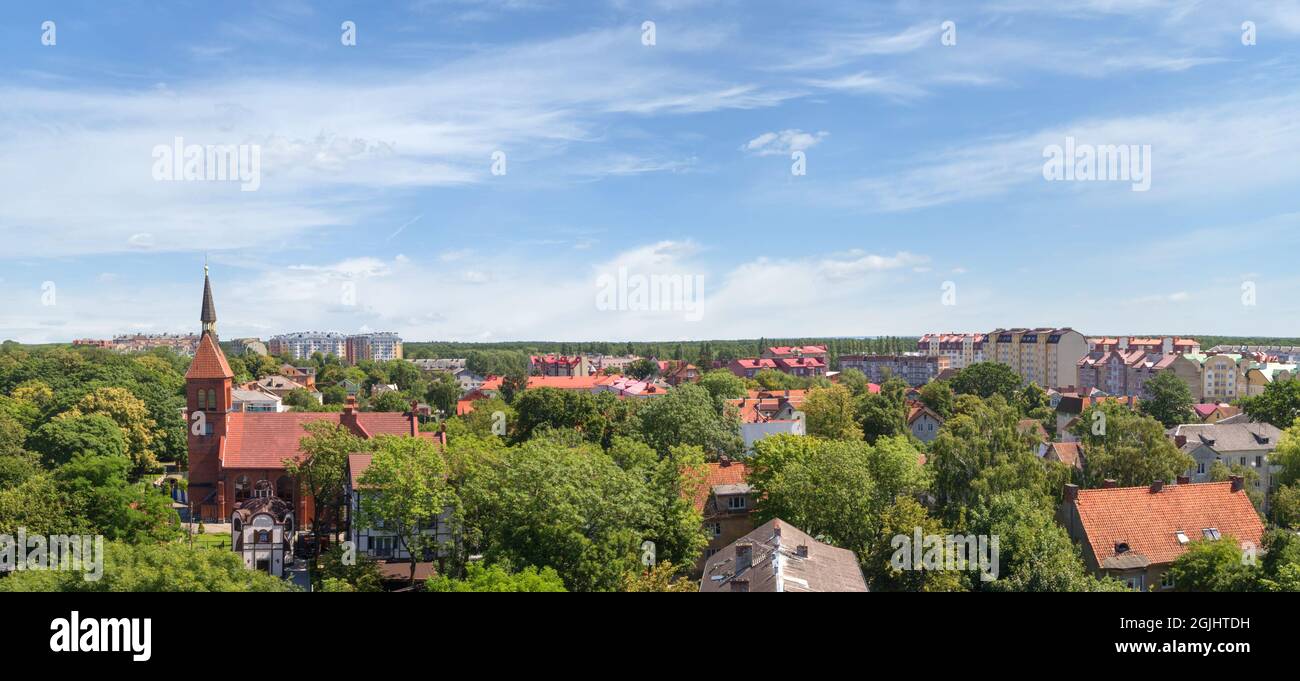 Un magnifique paysage urbain qui peut être vu depuis le pont d'observation de la tour d'eau dans le centre-ville. Zelenogradsk, Russie. Banque D'Images