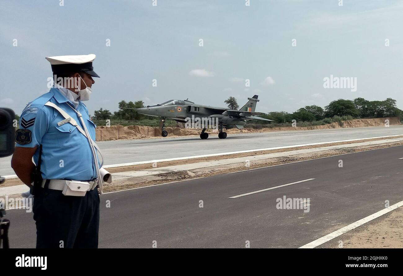 Barmer, Inde. 09e septembre 2021. Un agent de sécurité garde la vigile alors que l'avion de l'Armée de l'Air indienne débarque Jaguar pendant l'inauguration du site d'atterrissage d'urgence à la section Gandhav Bhakasar sur la National Highway NH-925 dans le district de Barmer près de la frontière entre l'Inde et le Pakistan. Le ministre de la Défense Rajnath Singh, le ministre des Transports routiers Nitin Gadkari et le maréchal en chef de l'Air RKS Bhadauria ont inauguré la bande construite par la National Highways Authority of India (NHAI) en étroite consultation avec l'Indian Air Force (IAF). (Photo de Sumit Saraswat/Pacific Press) crédit: Pacific Press Media production Corp./Alay Live News Banque D'Images