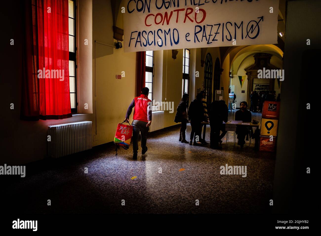 Bologne, Italie 15 avril 2018. La première assemblée nationale de coursiers italiens de livraison de nourriture en ligne a eu lieu à Bologne. L'assem Banque D'Images