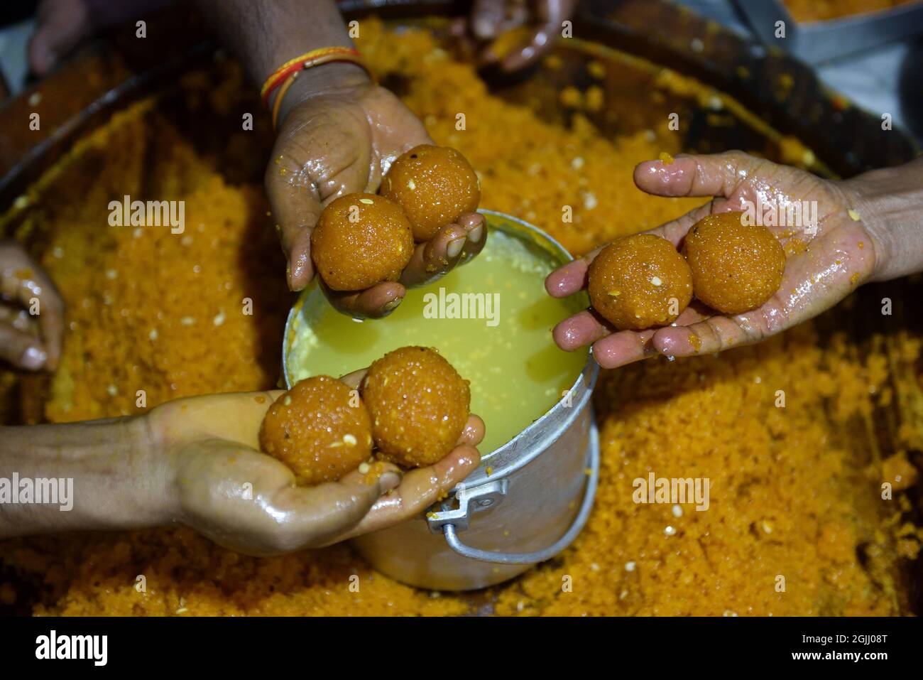 Ganesh Chaturthi, l'un des festivals les plus prometteurs du calendrier hindou, marque le début des festivités de 10 jours. Aussi connu sous le nom de Vinayaka Chaturthi, les célébrations commencent par ramener à la maison une idole du Seigneur Ganesha. La nourriture constitue une partie importante des célébrations de Ganesh Chaturthi. Parmi les nombreux desserts aux fruits qui font partie des festivités, des modaks et des ladoo. Motichur Ladoos sont un type spécial de doux offert au Dieu à tête d'éléphant, Lord Ganesha comme cochon. (Photo de Sukhomoy Sen/Pacific Press) Banque D'Images