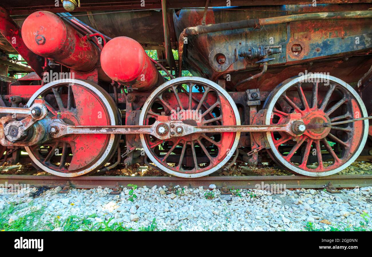 Roues de train rouges. Pièces de locomotive à vapeur vintage Banque D'Images