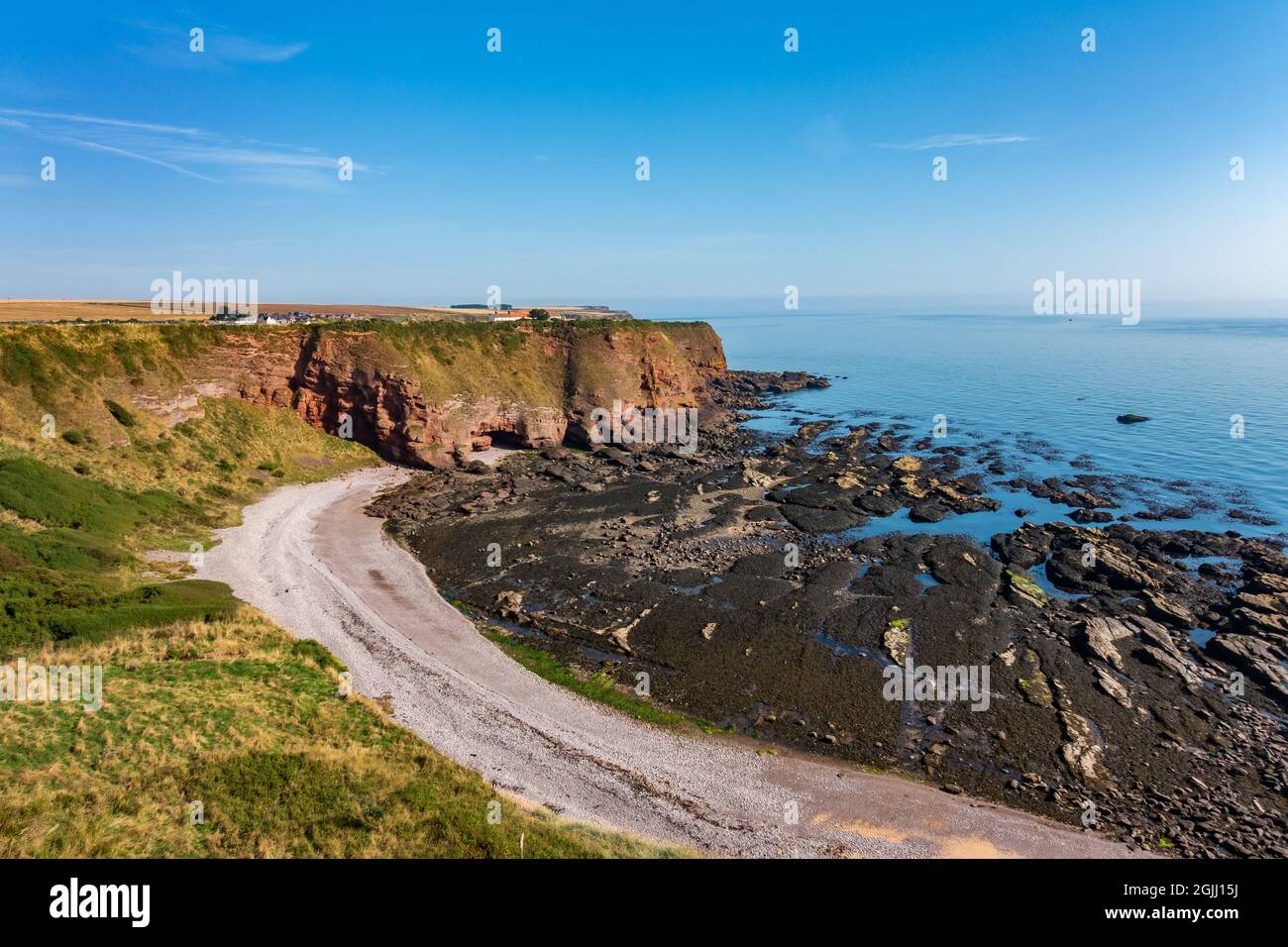 Baie de Carlingheugh à côté du chemin côtier Angus près de la ville d'Arbroath, Angus, Écosse Banque D'Images