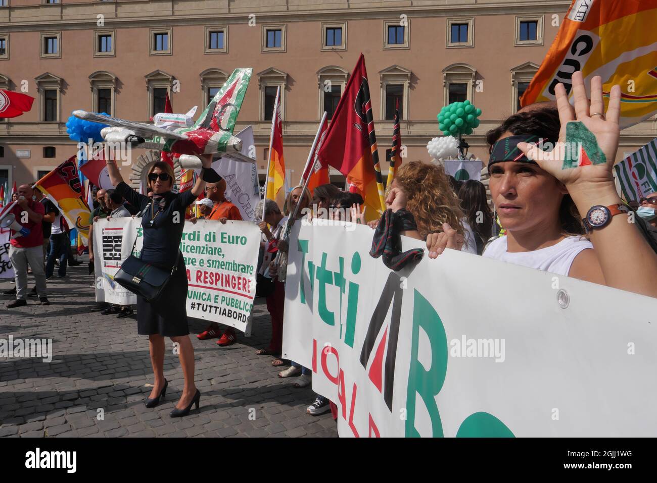 LES TRAVAILLEURS PROTESTENT CONTRE LA FERMETURE DE LA COMPAGNIE AÉRIENNE NATIONALE ALITALIA Banque D'Images