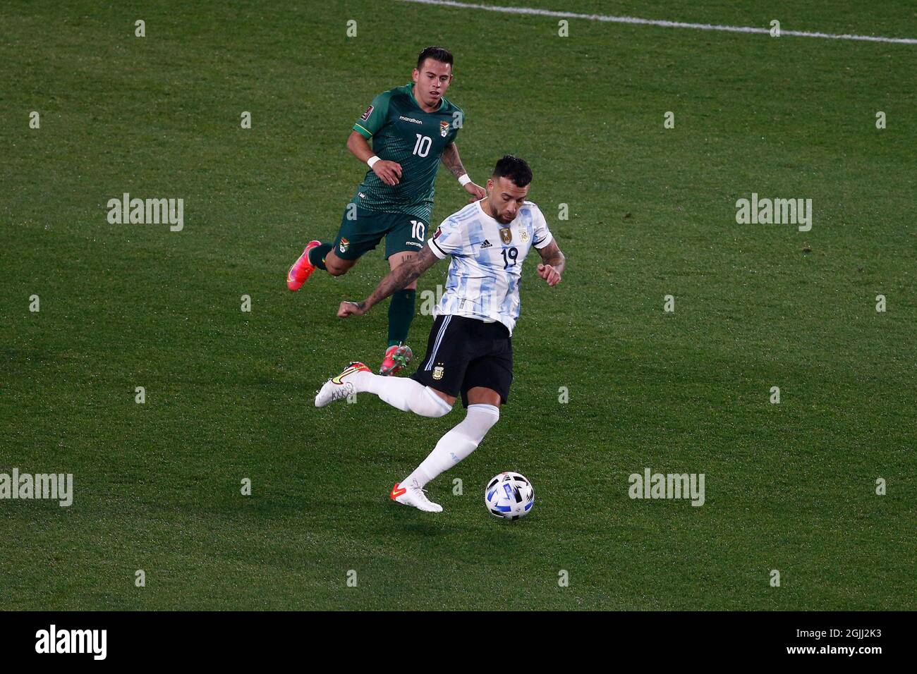 Buenos Aires, Argentine. 09e septembre 2021. BUENOS AIRES - SEPTEMBRE 9: Le attaquant Henry Vaca (10) de Bolivie lutte avec le défenseur Nicolas Otamendi (19) de l'Argentine lors d'un match entre l'Argentine et la Bolivie dans le cadre des qualificatifs sud-américains pour le Qatar 2022 à l'Estadio Monumental Antonio Vespucio Liberti le 9 septembre 2021 à Buenos Aires, Argentine. (Photo de Florencia Tan Jun/PxImages) crédit: PX Images/Alamy Live News Banque D'Images