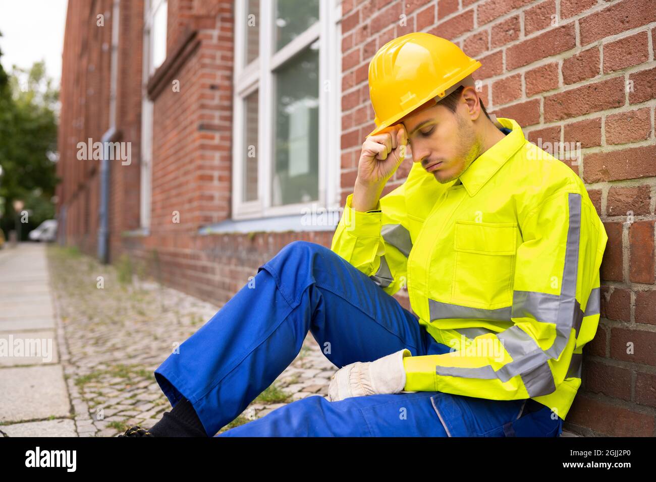 Contrarié triste travailleur de la construction. Contremaître insatisfait Banque D'Images