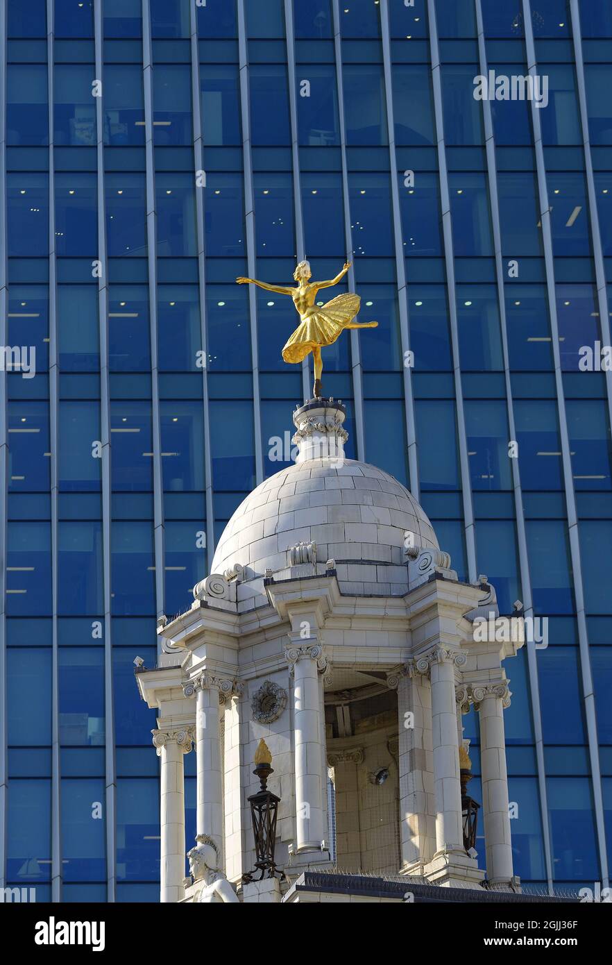 Londres, Angleterre, Royaume-Uni. Statue d'or de ballerine Anna Pavlova sur le toit du Victoria Palace Theatre Banque D'Images