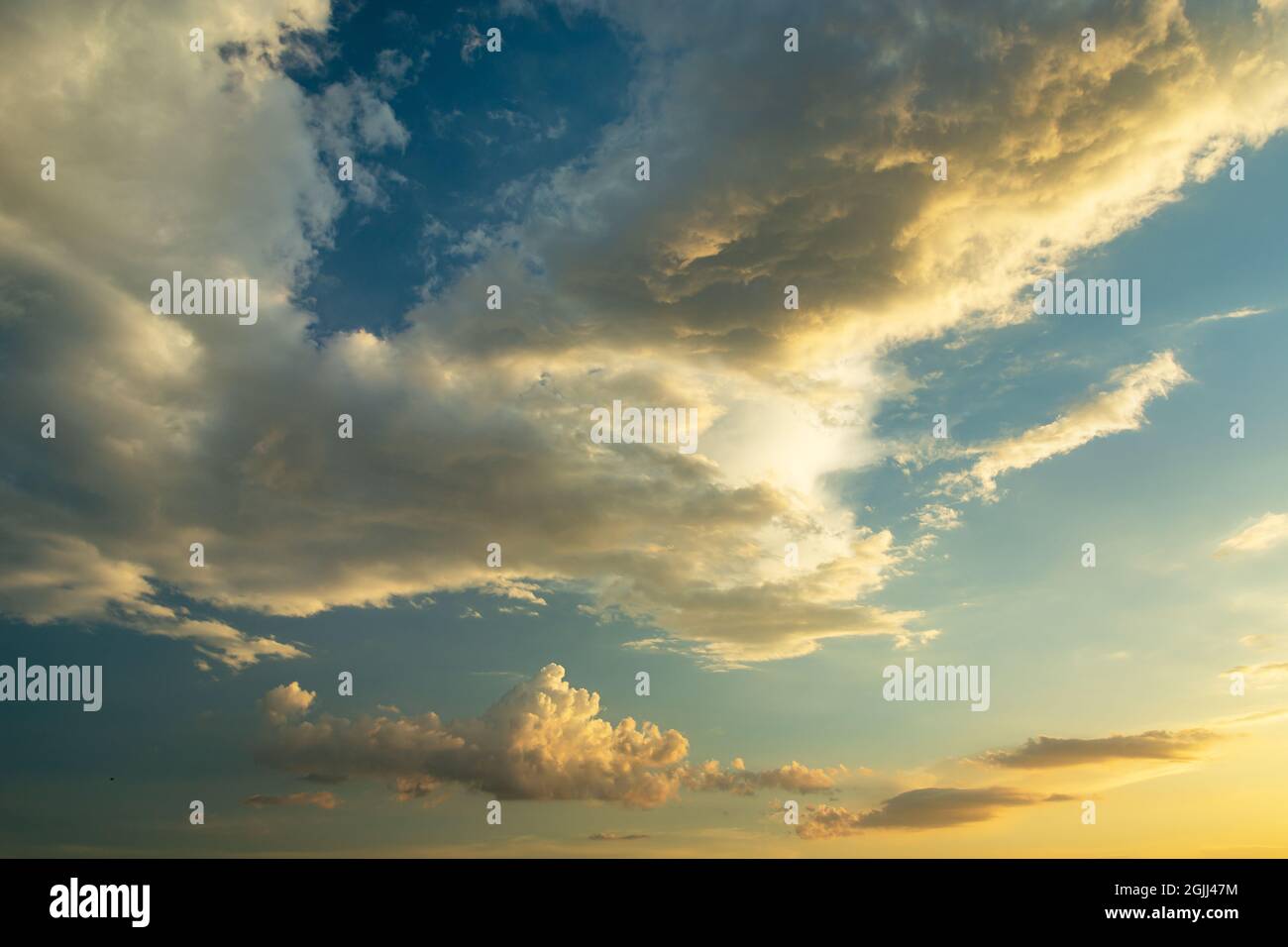 Des nuages fantastiques mis en évidence par le soleil, vue sur le printemps Banque D'Images
