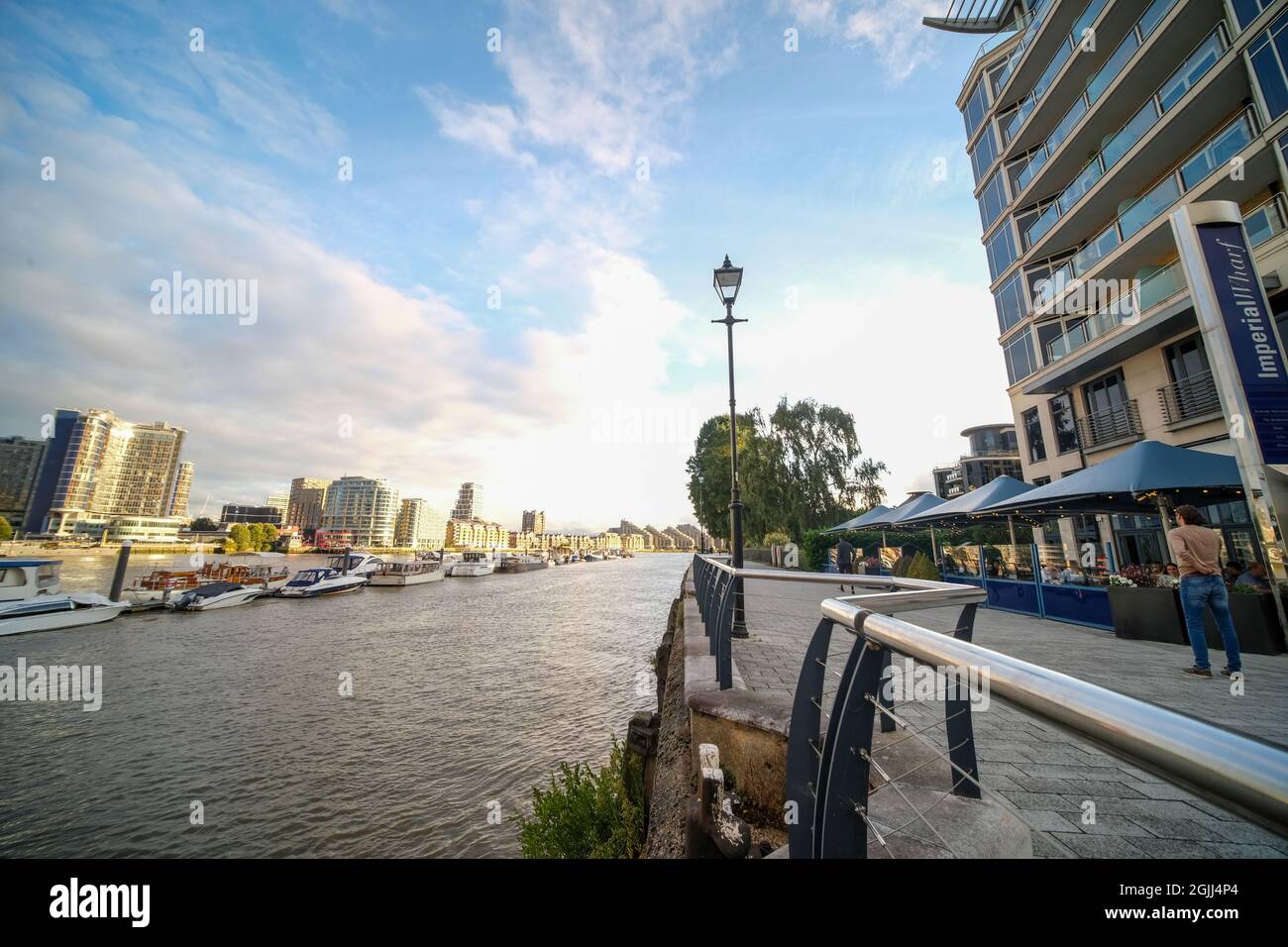 Londres - septembre 2021 : Imperial Wharf, immeubles résidentiels au bord de la rivière Banque D'Images