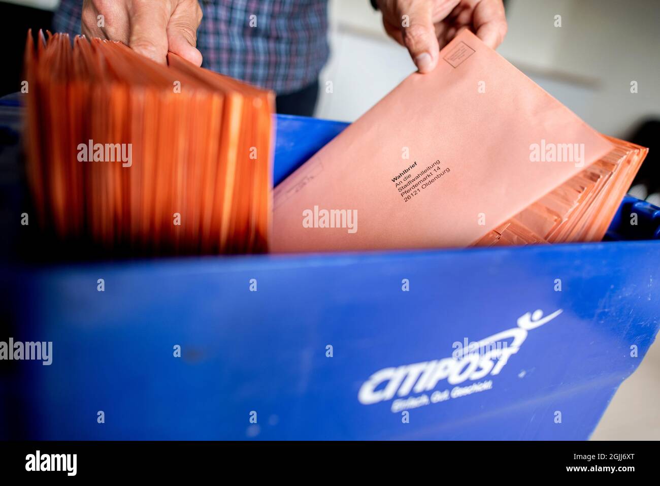 Oldenburg, Allemagne. 10 septembre 2021. Un employé du bureau d'élection trie les bulletins de vote reçus par la poste pour l'élection municipale. Credit: Hauke-Christian Dittrich/dpa/Alay Live News Banque D'Images