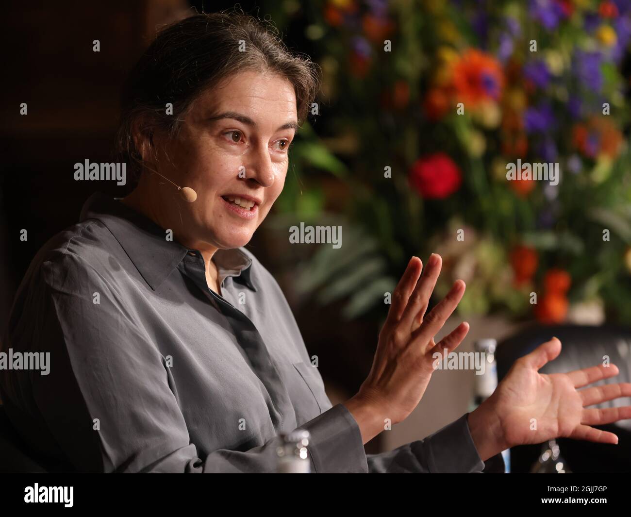 Hambourg, Allemagne. 10 septembre 2021. Le chimiste britannique Clare Gray s'adresse aux invités lors de la cérémonie du prix Körber à l'hôtel de ville de Hambourg. Le chimiste recevra le Prix Körber de la Science européenne 2021, qui est doté d'un million d'euros. Gray a fait des travaux pionniers dans l'optimisation des batteries à l'aide de la spectroscopie RMN. Crédit : Ulrich Perrey/dpa/Alay Live News Banque D'Images