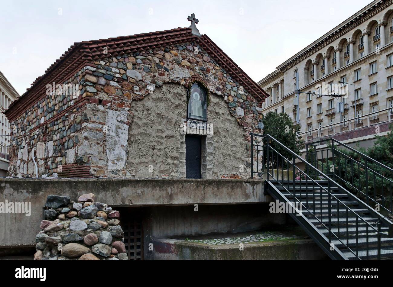 Église orthodoxe bulgare médiévale De La t. Petka Samardzhiyska', partiellement creusé dans le sol, Sofia, Bulgarie Banque D'Images