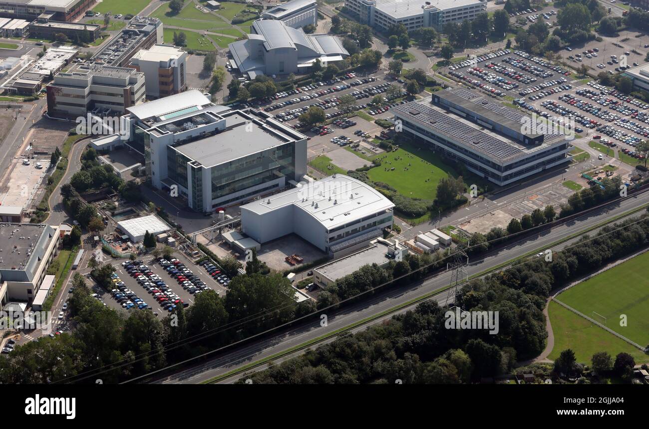Vue aérienne des bâtiments de la société AstraZeneca Etherow Pharmaceutical à Macclesfield, Cheshire Banque D'Images