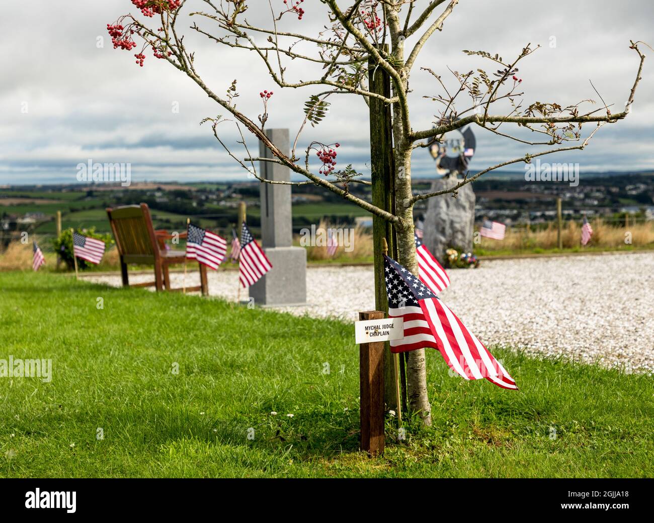 Ringfinnan, Kinsale, Cork, Irlande. 10 septembre, 2021.un drapeau américain se trouve à côté d'un arbre qui a été planté à la mémoire de l'aumônier Michael Judge qui a sacrifié sa vie pendant l'attaque de 9/11. Au total, 343 arbres ont été plantés à la mémoire de tous les pompiers qui sont morts ce jour-là au jardin du souvenir à Ringfinnan, Kinsale, Co. Cork, Irlande - photo; David Creedon / Alamy Live News Banque D'Images