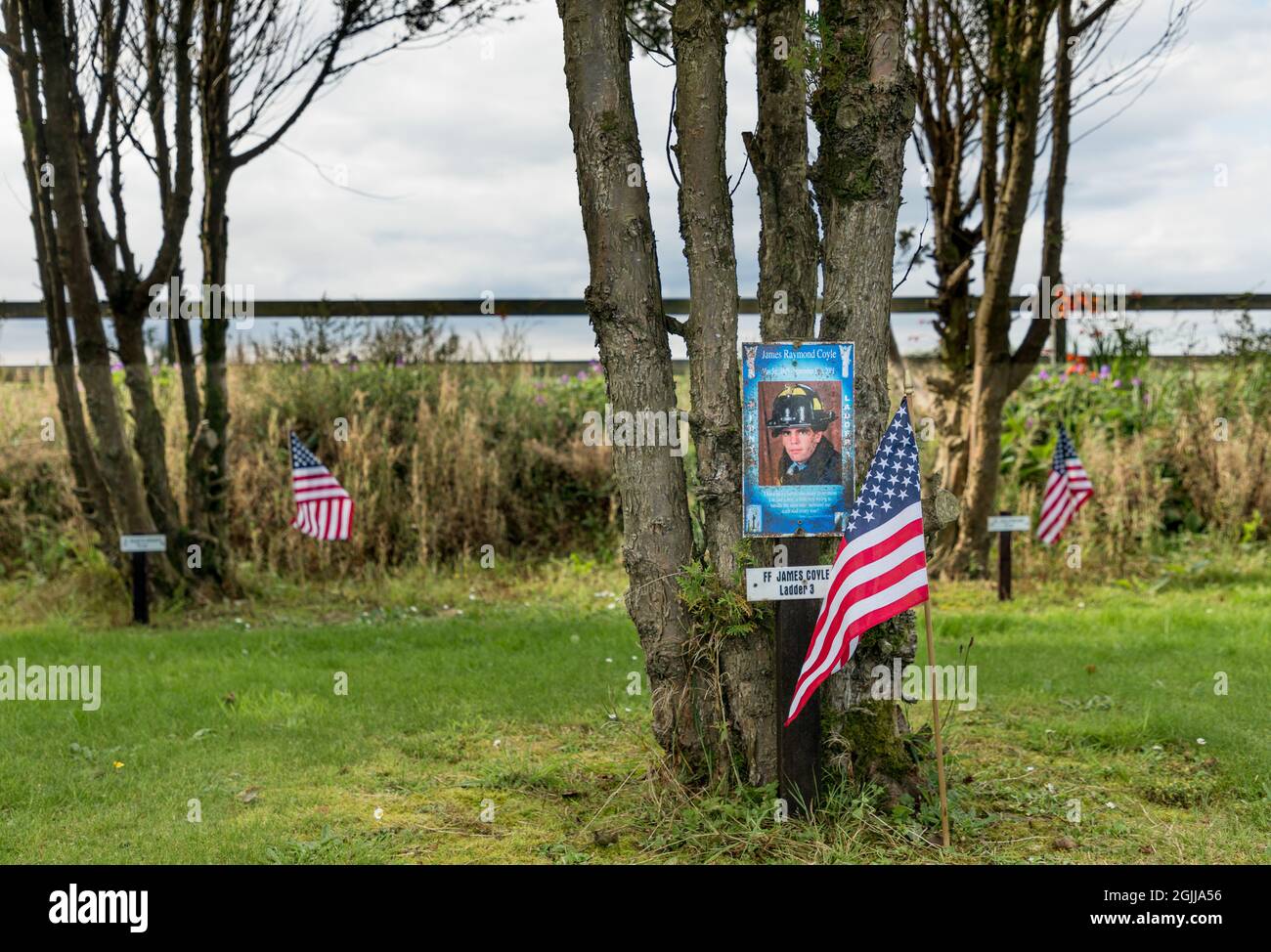 Ringfinnan, Kinsale, Cork, Irlande. 10 septembre, 2021.un drapeau américain se trouve à côté d'un arbre qui a été planté à la mémoire du pompier James Coyle qui a sacrifié sa vie pour sauver d'autres lors de l'attaque de 9/11. Au total, 343 arbres ont été plantés à la mémoire de tous les pompiers qui sont morts ce jour-là au jardin du souvenir à Ringfinnan, Kinsale, Co. Cork, Irlande - photo; David Creedon / Alamy Live News Banque D'Images