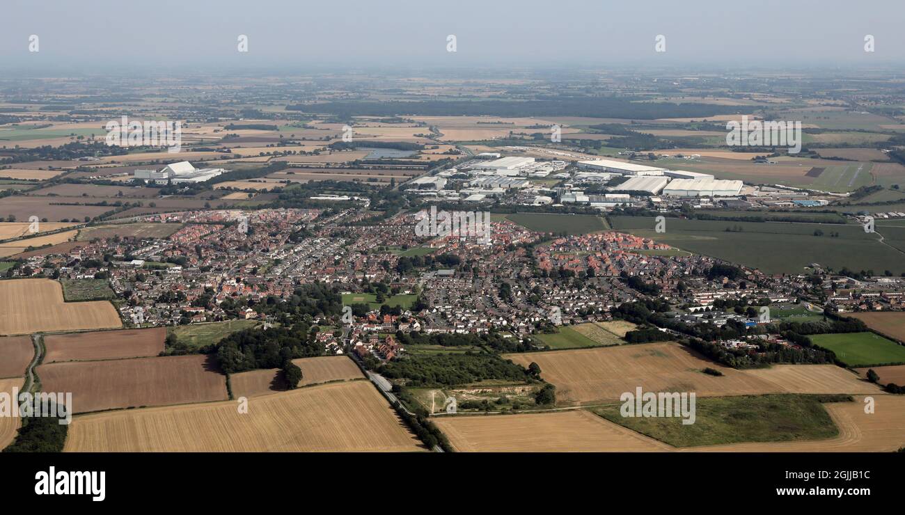 Vue aérienne depuis l'ouest du village de Sherburn-in-Elmet avec Sherburn Airfield, le domaine industriel et le domaine commercial Moor Lane au loin Banque D'Images