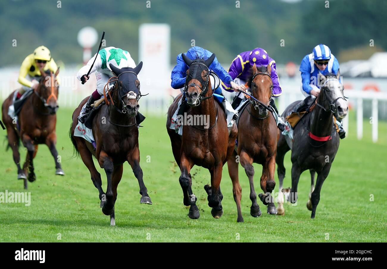 Noble Truth, monté par William Buick (au centre), remporte les enjeux de Cazoo Flying Scotsman lors de la Doncaster Cup Day du Cazoo St Leger Festival à l'hippodrome de Doncaster. Date de la photo : vendredi 10 septembre 2021. Banque D'Images