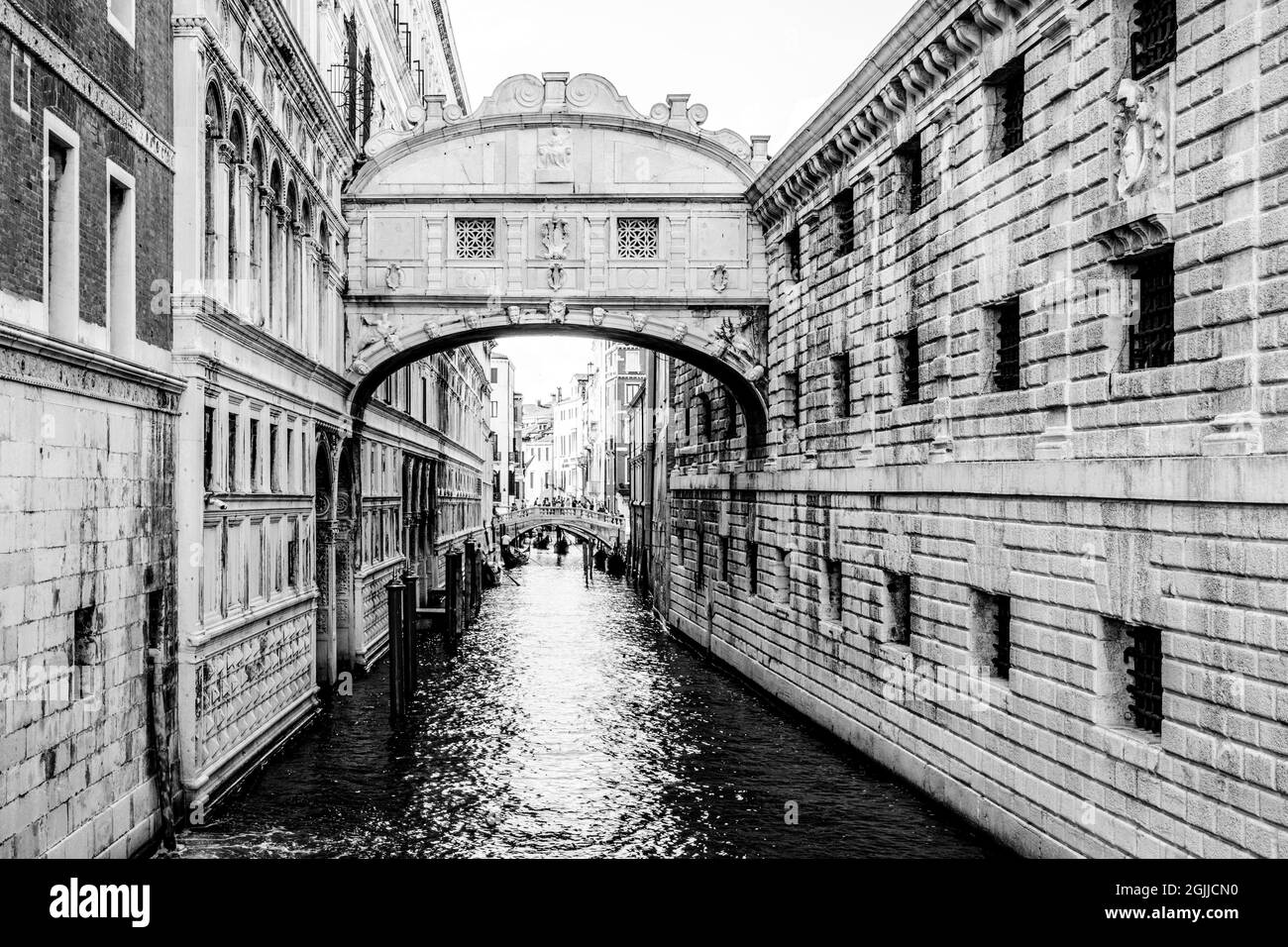 Pont des Soupirs, italien : Ponte dei Sospiri. Petit pont en calcaire blanc sur le Rio di Palazzo. Relie la nouvelle prison et le Palais des Doges. Image en noir et blanc. Banque D'Images