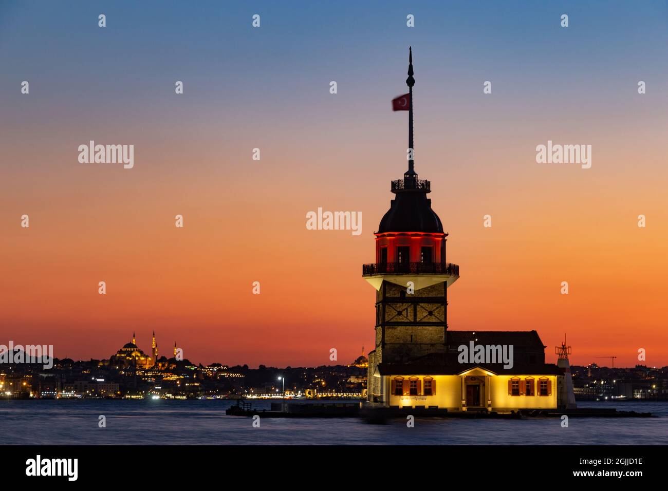 Coucher de soleil sur le Bosphore avec la célèbre Tour de Maiden. Istanbul, Turquie. Banque D'Images