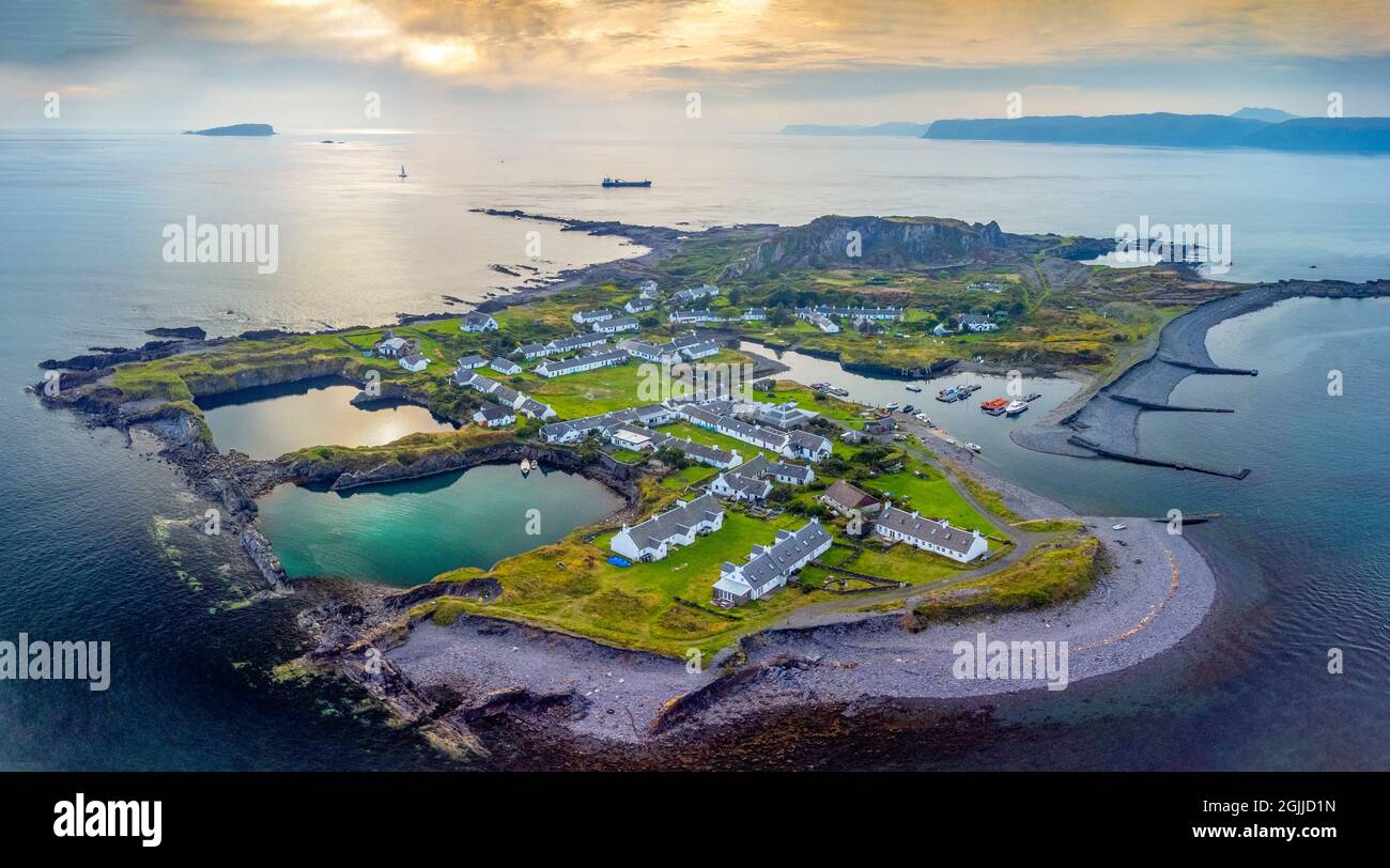 Vue par drone des carrières d'ardoise inondées sur l'île d'Easdale, sur l'une des îles d'ardoise, Argyll et Bute, Écosse, Royaume-Uni Banque D'Images