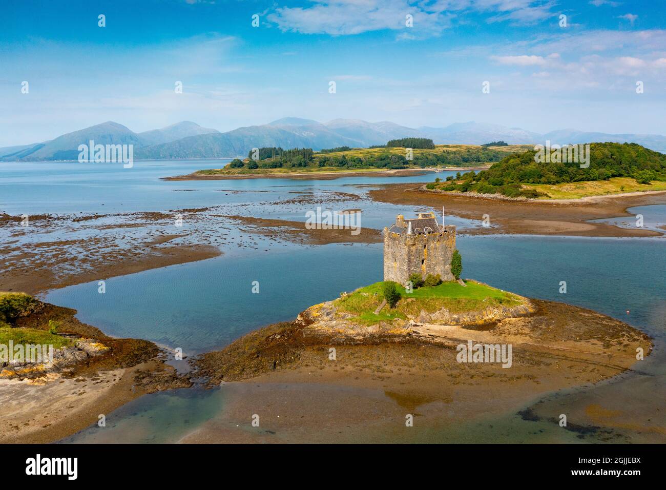 Vue aérienne depuis le drone du château de Stalker, sur le Loch Laich, dans la région panoramique nationale de Lynn de Lorn Argyll et Bute, Écosse, Royaume-Uni Banque D'Images